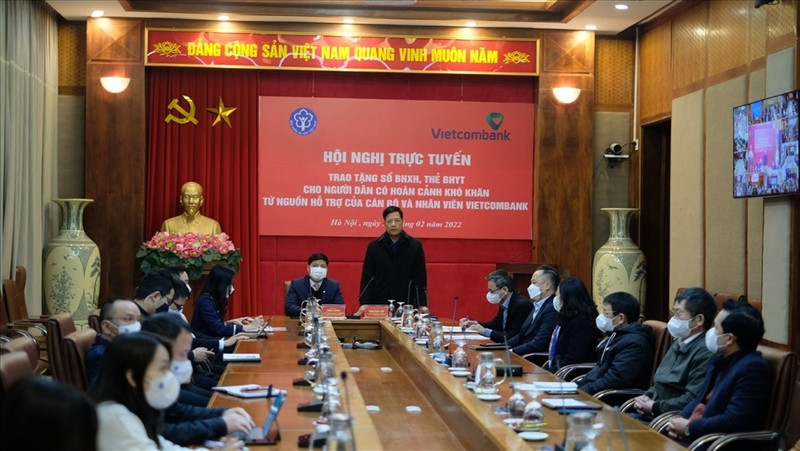 The handover ceremony of the social and health insurance books. (Photo: VSS)