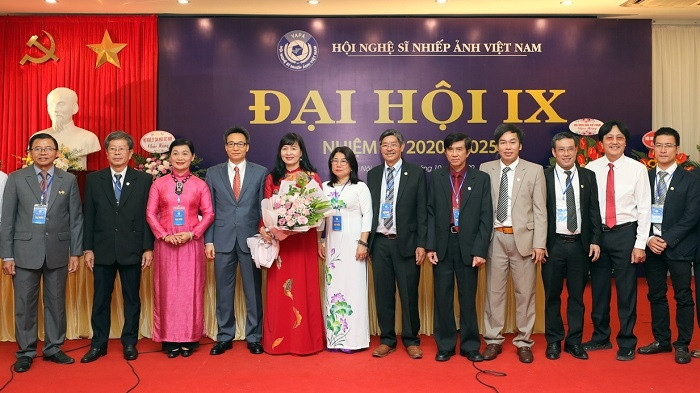 Deputy Prime Minister Vu Duc Dam (fourth from left) and delegates at the congress (Photo: VGP)