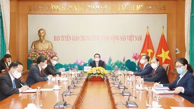 Nguyen Trong Nghia, head of the CPV Central Committee’s Commission for Information and Education, holds phone talks with Khamphanh Pheuyavong, head of the LPRP Central Committee’s Commission for Propaganda and Training. (Photo: VNA)