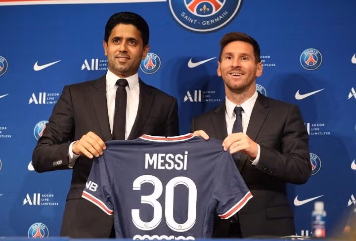 Soccer Football - Parc des Princes, Paris, France - August 11, 2021 Paris St Germain's Lionel Messi and president Nasser Al-Khelaifi pose with a shirt after the press conference (Photo: Reuters)