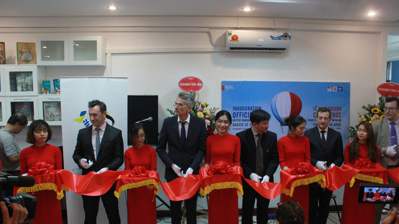 Delegates cutting ribbon to open the new branch of the French Cultural Centre L'Espace 