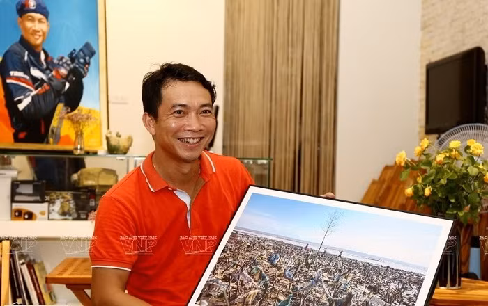 Photographer Nguyen Viet Hung (Photo: Vietnam Pictorial)