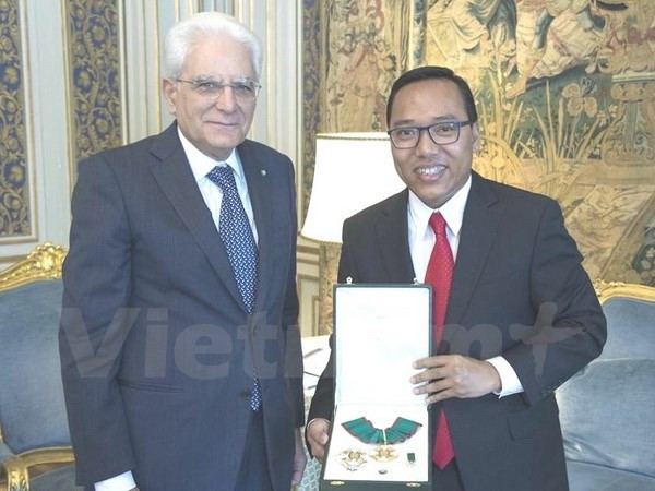 Italian President Sergio Mattarella presents ‘Medal of merit’ – the Italian State’s most noble award – to the Vietnamese Ambassador to Italy Nguyen Hoang Long. (Credit: VNA)