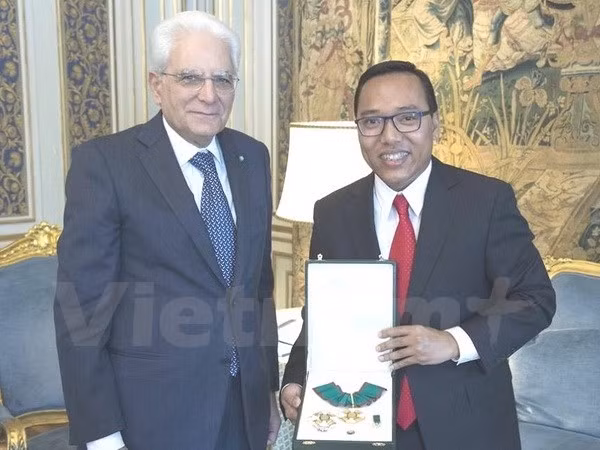 Italian President Sergio Mattarella presents ‘Medal of merit’ – the Italian State’s most noble award – to the Vietnamese Ambassador to Italy Nguyen Hoang Long. (Credit: VNA)