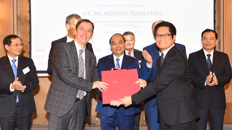 PM Nguyen Xuan Phuc witnesses the signing of several cooperation documents between Vietnamese and European enterprises (Photo: VGP)