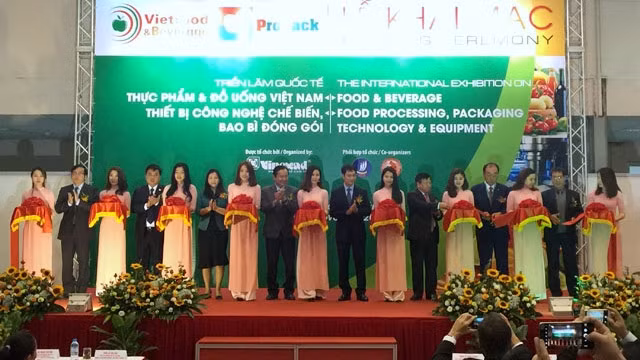 Delegates cut the ribbon to open the fair.