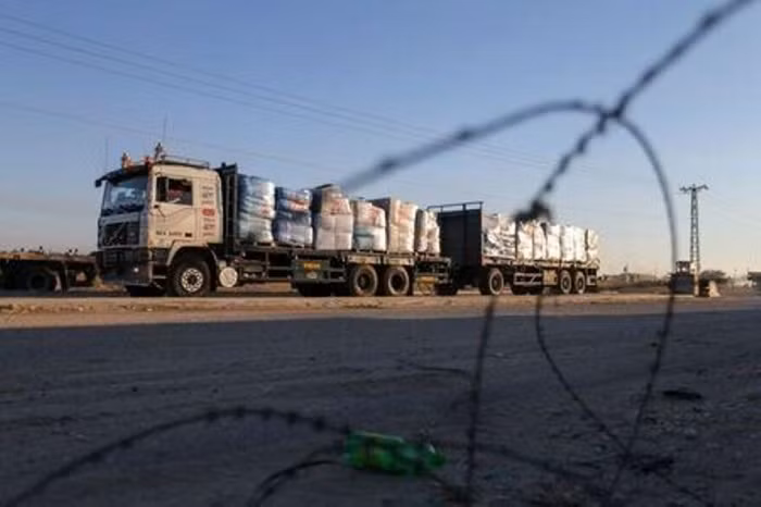 A truck carrying clothes for export is seen at Kerem Shalom crossing in Rafah in the southern Gaza Strip, June 21, 2021. (Photo: Reuters)