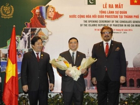 General Director of the Saigon Plastic Packaging JSC Duong Quoc Thai (centre) was named as Honorary Consul General. (Source: Vietnam+)