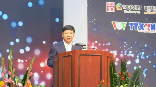 Deputy Foreign Minister and Head of the State Committee for Overseas Vietnamese Affairs Nguyen Quoc Cuong delivers his welcome speech at the forum’s opening session, in Incheon, the Republic of Korea, on June 7. (Photo: Mai Loan)