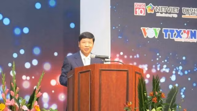 Deputy Foreign Minister and Head of the State Committee for Overseas Vietnamese Affairs Nguyen Quoc Cuong delivers his welcome speech at the forum’s opening session, in Incheon, the Republic of Korea, on June 7. (Photo: Mai Loan)