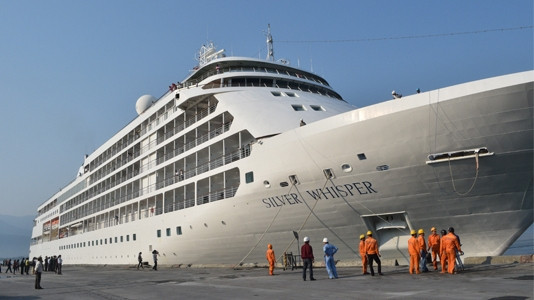 Silver Wisper cruise liner docks at Chan May port. (Image credit: thuathienhue.gov.vn)