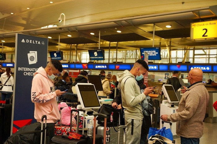 Passengers line up at John F. Kennedy International Airport after airlines announced numerous flights were canceled during the spread of the Omicron coronavirus variant on Christmas Eve in Queens, New York City, US, December 24, 2021. (Photo: Reuters)