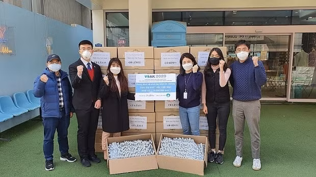 Hand sanitisers presented to Vietnamese students in RoK (Photo: VNA)