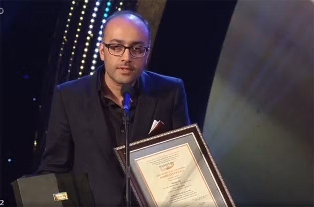 A representative of 'The Dark Room' film crew receives the award. (Photo: NDO/Tuyet Loan)