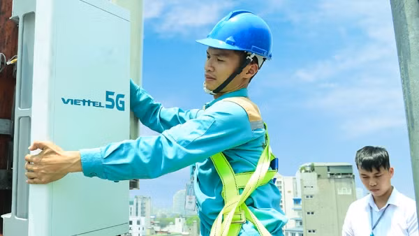 Viettel workers installing a 5G station in Ho Chi Minh City (Photo: Vietnamnet)