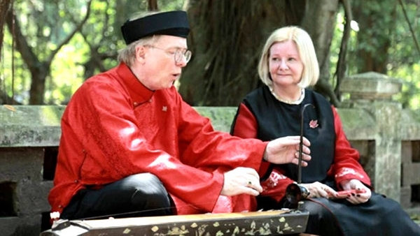 Former Canadian Ambassador to Vietnam David Devine plays Vietnamese monochord and sings the Vietnamese folk song 'Nguoi Oi, Người O Dung Ve' (My Darling, Please Don’t Leave) (Photo: Canadian Embassy in Vietnam)