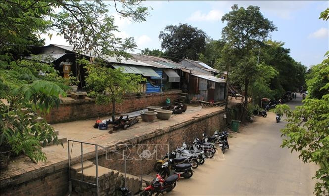 Thousands of local households are living inside Hue Imperial City