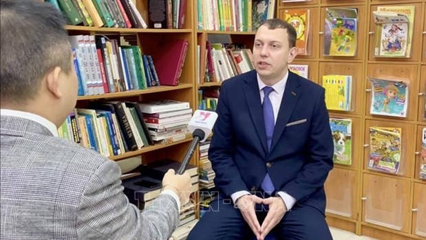 Anton Viktorovich Bredikhin, political scientist and editor-in-chief of the Russian scientific journal Arkhont (R) answers Vietnam News Agency correspondent's interview. (Photo: VNA)