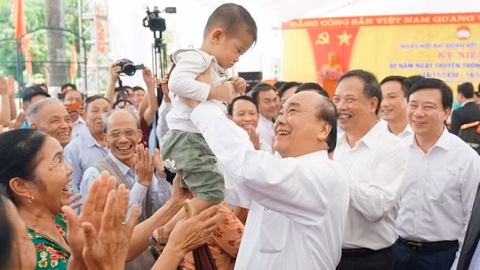 Prime Minister Nguyen Xuan Phuc holds a child while joining people in the great national solidarity festival in Hai Duong province on November 18, 2020. (Photo: VGP)