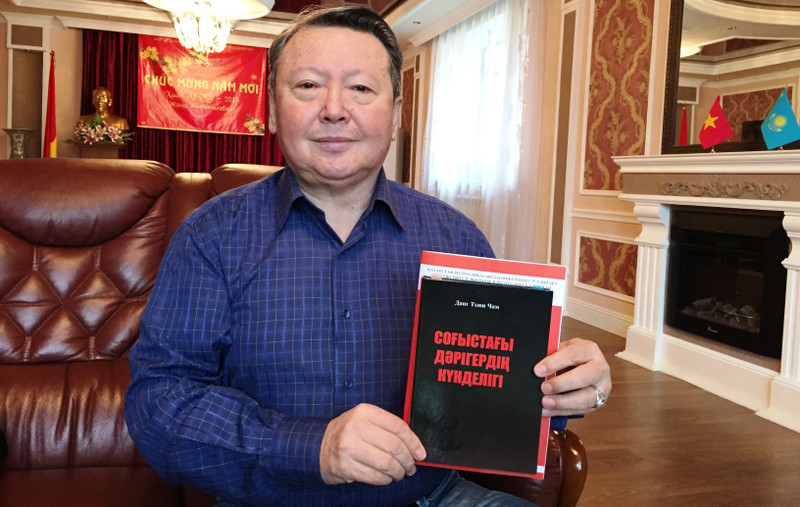 Kazakh writer Bahithozhe Rustemov and the Kazakh version of ‘Diary of Dang Thuy Tram’ 