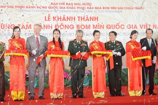 Delegates cut the ribbon to inaugurate Vietnam National Mine Action Centre 