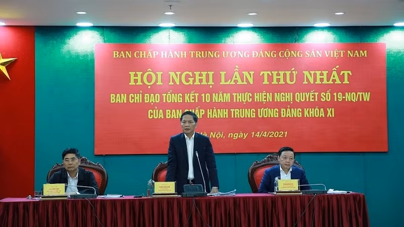 Politburo member Tran Tuan Anh speaking at the conference. (Photo: congthuong.vn)