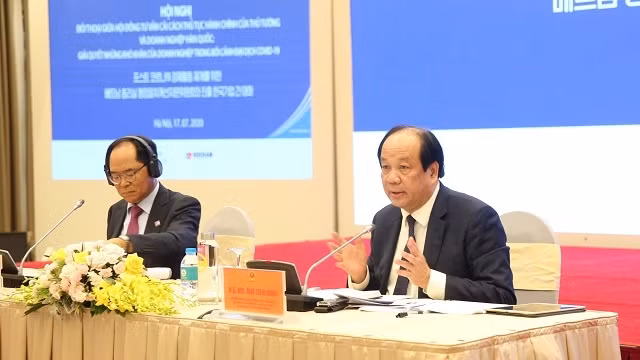 Minister - Chairman of the Government Office Mai Tien Dung (R) speaks at the event. (Photo: VGP)