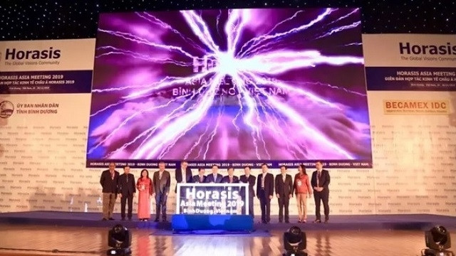Deputy PM Vuong Dinh Hue and delegates perform the ritual to officially open the 2019 Horasis Asia Meeting in Binh Duong Province, November 25, 2019. (Photo: NDO/Trinh Binh)