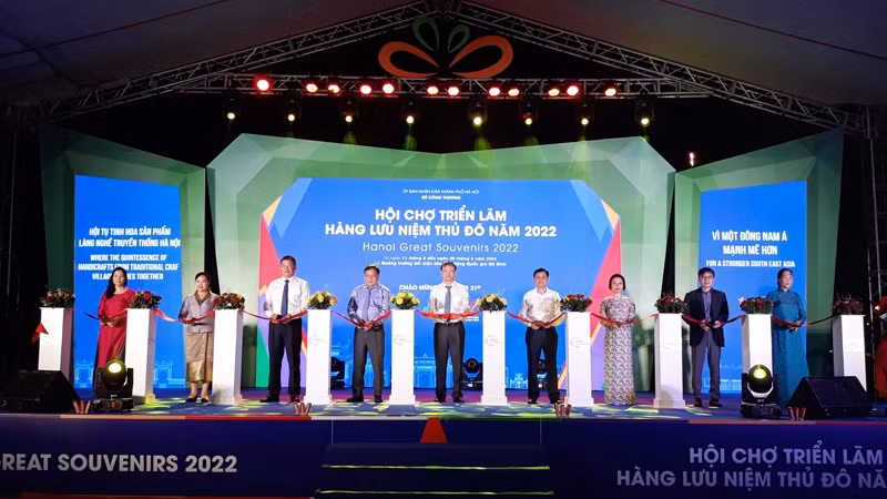 Delegates cut the ribbon to open the fair. (Photo: hanoimoi.com.vn)