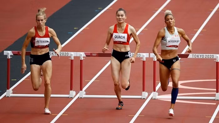 Runner Quach Thi Lan (middle) in action during the women’s 400m hurdles heat at Tokyo 2020 on July 31, 2021. (Photo: Reuters)