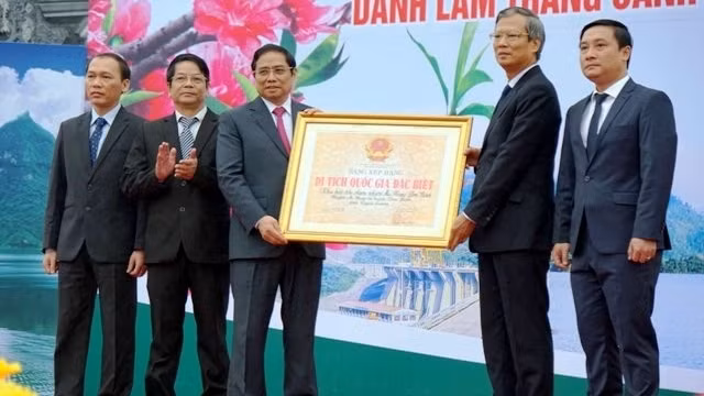 Head of the Central Organisation Commission Pham Minh Chinh hands over a certificate recognising the Na Hang-Lam Binh nature reserve as a special national site. (Photo: Hai Chung)