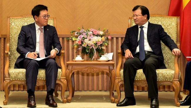 Deputy Prime Minister Trinh Dinh Dung (right) and CEO of Lotte Asset Development Lee Kwang Young (Photo: VGP) 