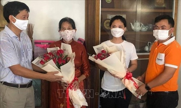 Representatives of the Consulate General of Vietnam in the Cambodian province of Preah Sihanouk visit two Vietnamese-origin teachers on the occasion of the Vietnamese Teachers’ Day (November 20). (Photo: VNA)