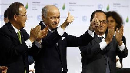 French foreign minister and President of the COP21 Laurent Fabius, center, applauds while United Nations Secretary General Ban Ki-moon, left, and French President Francois Hiollande applaud after the final conference of the COP21, in France, December 12, 2015 (AP Photo)