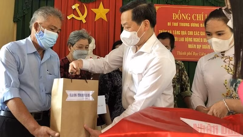 Secretary of the Party Central Committee cum Deputy Prime Minister Le Minh Khai extending their warm Lunar New Year wishes to the officials and people of Bac Lieu Province
