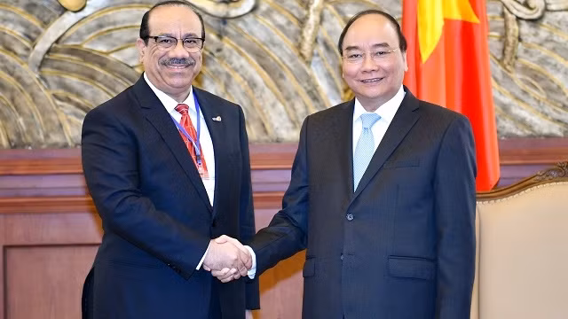 Prime Minister Nguyen Xuan Phuc (R) and CEO of KPI Nabil Bourisli (Photo: VGP)