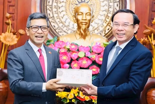 Secretary of the HCM City Party Committee Nguyen Van Nen (R) presents a gift to Indonesian Ambassador Denny Abdi at the meeting on July 28. (Photo: hcmcpv.org.vn)