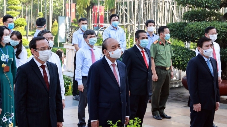 President Nguyen Xuan Phuc offers incense and flowers to President Ho Chi Minh (Photo: VOV)