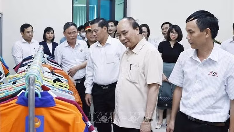 President Nguyen Xuan Phuc visits Sao Mai Trading Company. (Photo: VNA)