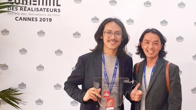The young director Pham Thien An (L)