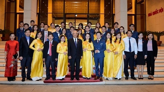 NA Vice Chairman Uong Chu Luu and the youth delegation. (Credit: quochoi.vn)