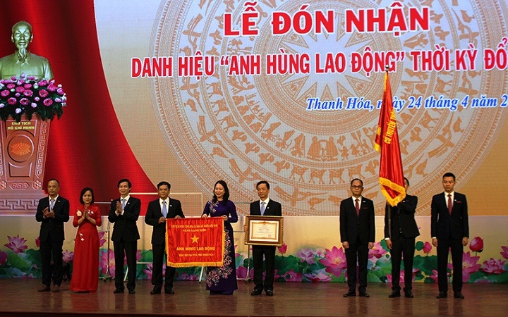 Vice President Vo Thi Anh Xuan presents the “Labour Hero in Renewal Period” title to Thanh Hoa General Hospital. (Photo: NDO)
