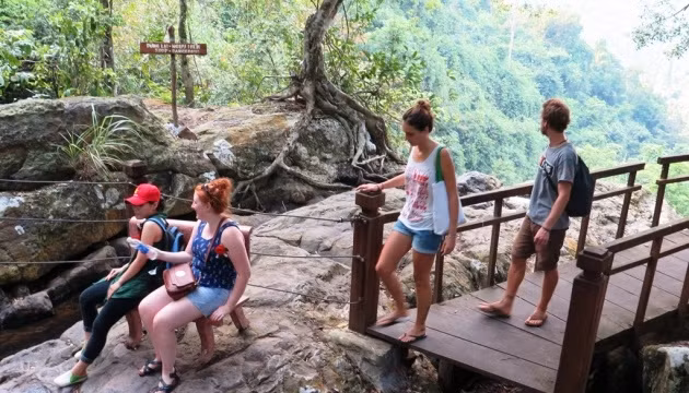 Foreign visitors visit Phong Nha-Ke Bang National Park