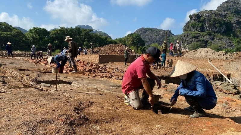 Valuable vestiges unearthed near Emperor Le Dai Hanh’s temple
