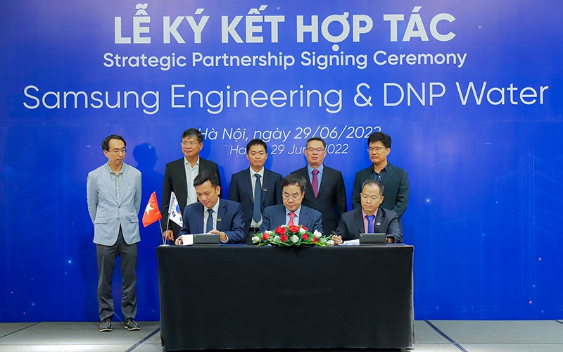 At the signing ceremony in Hanoi. (Photo: NGUYEN TRUNG)