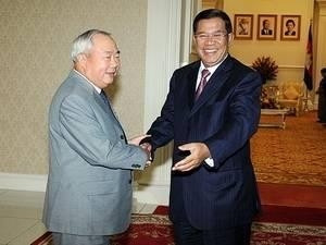 Cambodian Prime Minister Hun Sen and Chairman of the Vietnam-Cambodia Friendship Association Vu Mao.