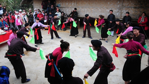 The dance comprises nine patterns that feature daily life, including building houses, picking fruit, clearing land and celebrating harvests. (Credit: VNA)