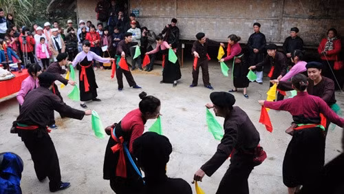 The dance comprises nine patterns that feature daily life, including building houses, picking fruit, clearing land and celebrating harvests. (Credit: VNA)