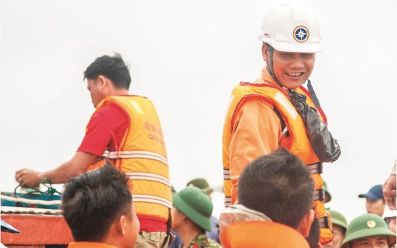 Tran Van Khoi (R) awarded the 2021 IMO "Exceptional Bravery at Sea" award for his efforts to rescue crew members on sunken VIETSHIP 01. (Photo: Vietnam MRCC)