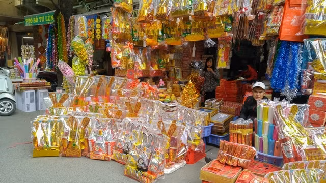 Vietnamese people always burn ritual papers for their ancestors and gods on their death anniversary and festivals. (Credit: NDO/Trung Hung)